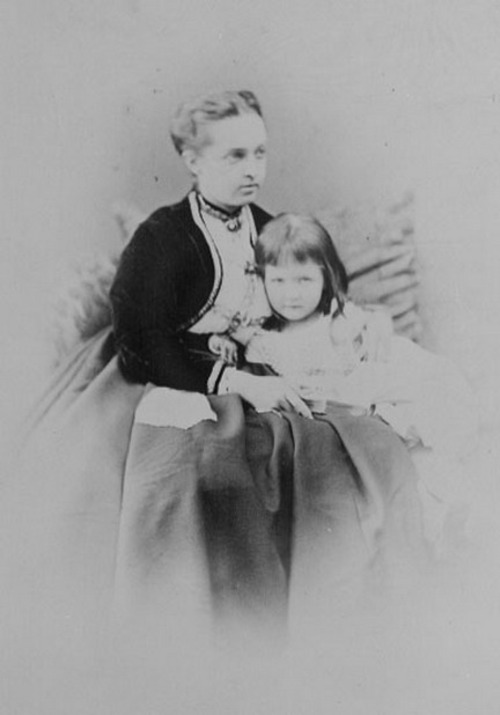 Mrs. Alice Maud Kitchin and Alexandra Льюис Кэрролл